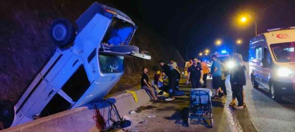 Osmaniye'de aynı yönde iki otomobil kaza yaptı: 3 yaralı