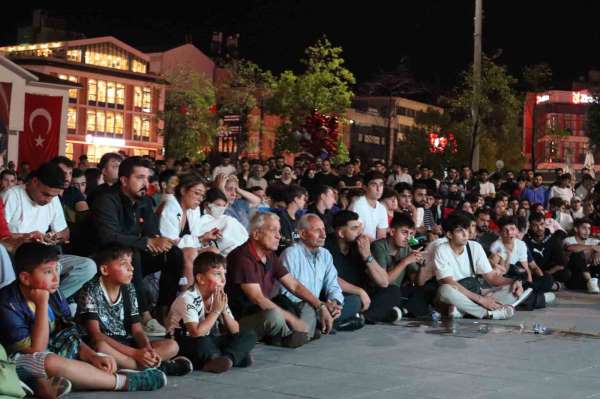 Yalova'da milli takımların maçları dev ekranlarda izlendi