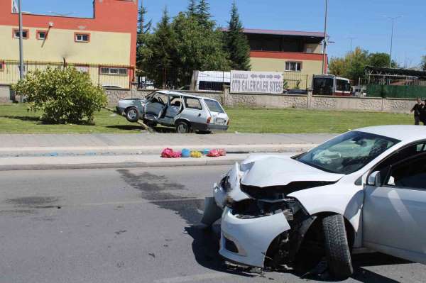 Kaza yapan otomobil ağacı kırarak üzerine çıktı: 2 yaralı