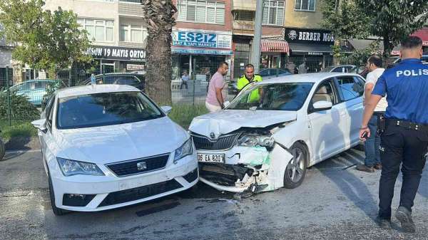 Kontrolden çıkan otomobil karşı şeritte başka bir araçla çarpıştı: 2 yaralı
