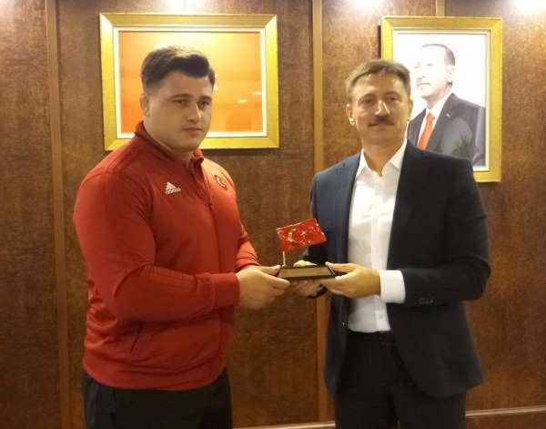 Dünya Şampiyonu güreşçi Rıza Kayaalp'in ismi spor salonuna verildi