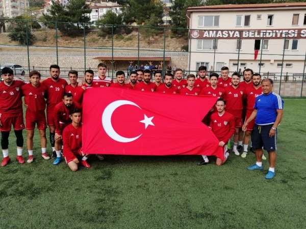 Futbolcular Türk bayrağı açıp dua ettiler