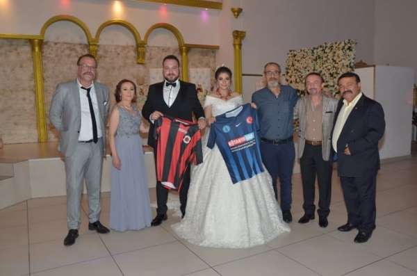 Gelin ve damada Belediye Kütahyaspor ve TKİ Tavşanlı Linyitspor forması hediye e