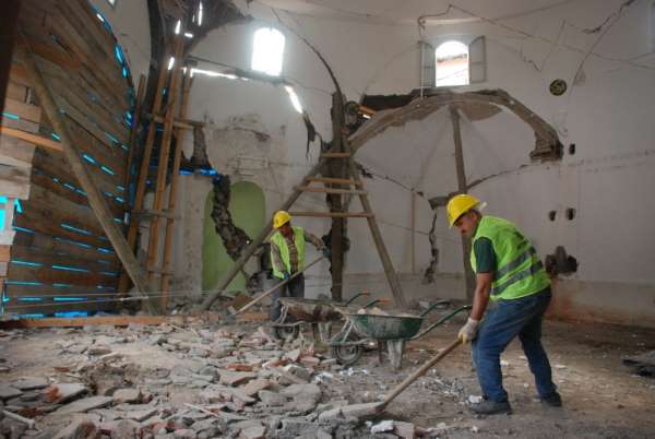 Heyelanda büyük hasar gören camide çalışma başlatıldı 