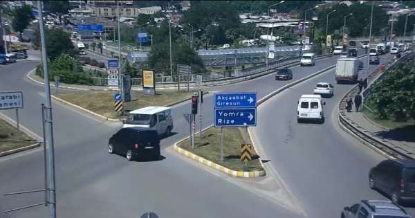 Trabzon'da dikkatsiz sürücülerin kazaları MOBESE kameralarına yansıdı 