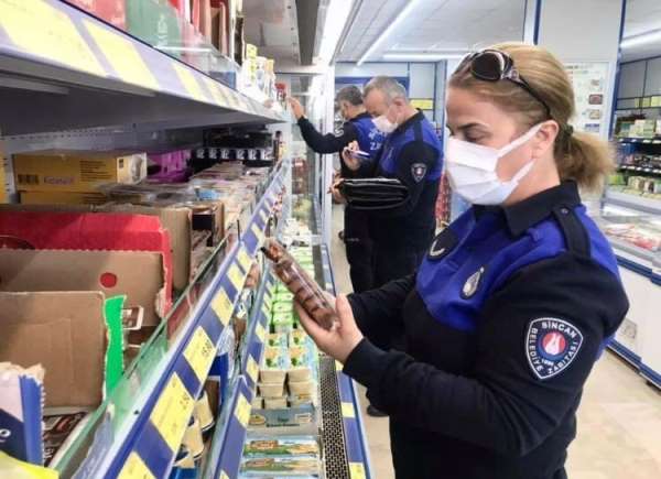 Sincan zabıtasından marketlere son kullanma tarihi denetimi