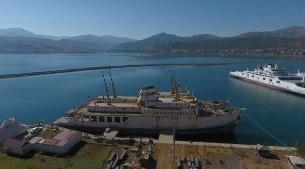 Van Gölü'ne indirilen 'Yüzen Otel' tamamlanıyor