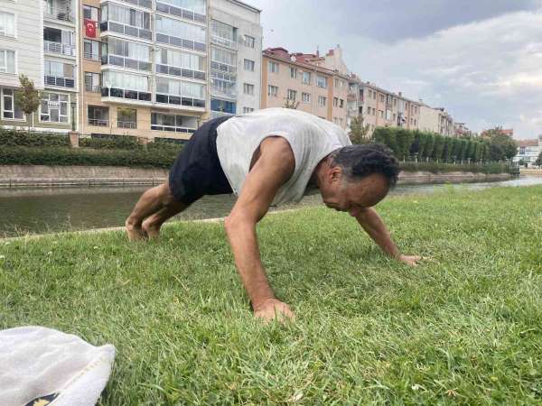 Porsuk Çayı'nın kenarında düzenli spor yapan 69 yaşındaki adam, gençlere taş çıkartıyor