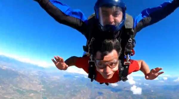 Bedensel ve görme engelli sporcudan nefes kesen paraşüt atlayışı