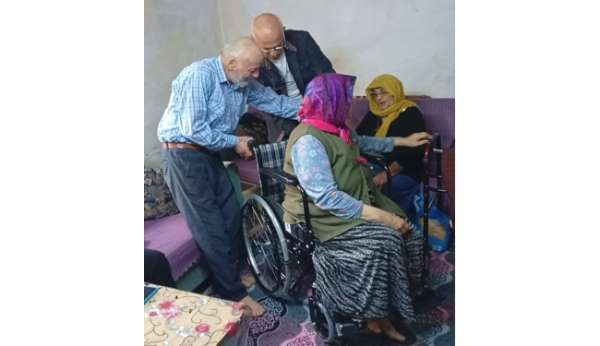 Emekli astsubaylardan tekerlekli sandalye desteği