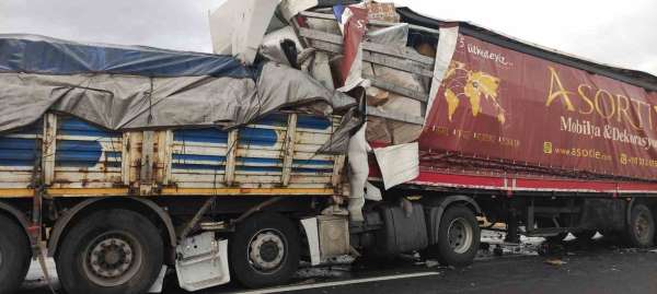 Ereğli'de 2 tır ve 1 minibüsün karıştığı kazada 1 ölü, 3 yaralı