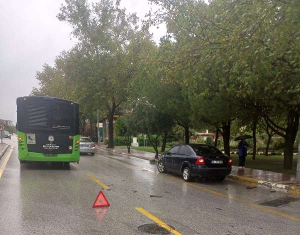 Halk otobüslerinin biri bozuldu, diğeri kaza yaptı