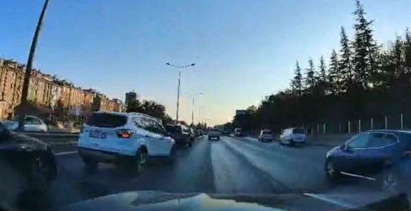 Kazadan dolayı yavaşlayan araca otomobilin arkadan çarpma anı kamerada