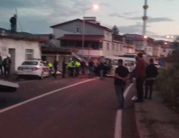 Ordu'da çekici kamyonet ile minibüs kafa kafaya çarpıştı: 3 yaralı