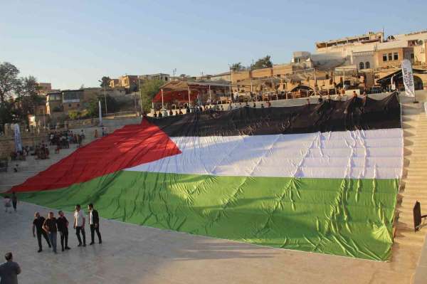 Şanlıurfa'da İsrail'in saldırıları dev Filistin bayrağıyla protesto edildi