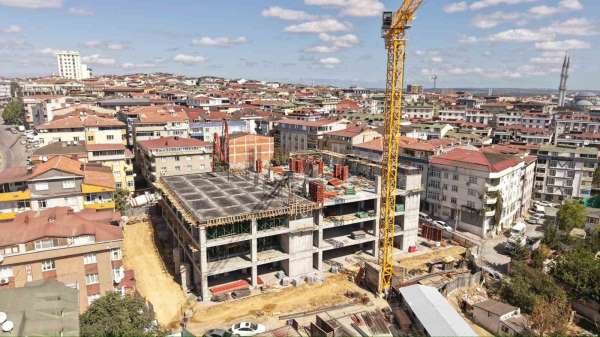 Sultangazi Yunus Emre Mahallesi'nde gençlik ve spor merkezi hızla yükseliyor