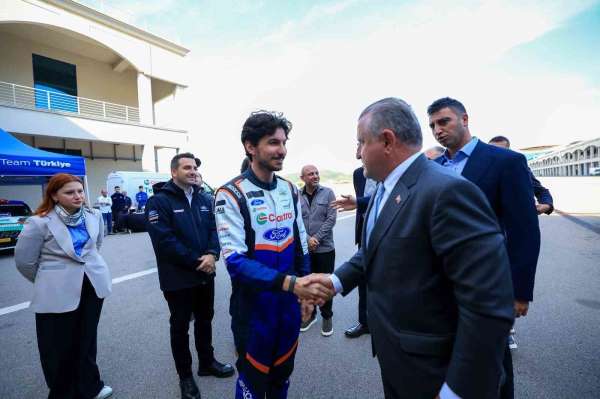 Bakan Bak, Formula 1 öncesi İstanbul Park'ta sürüş yaptı