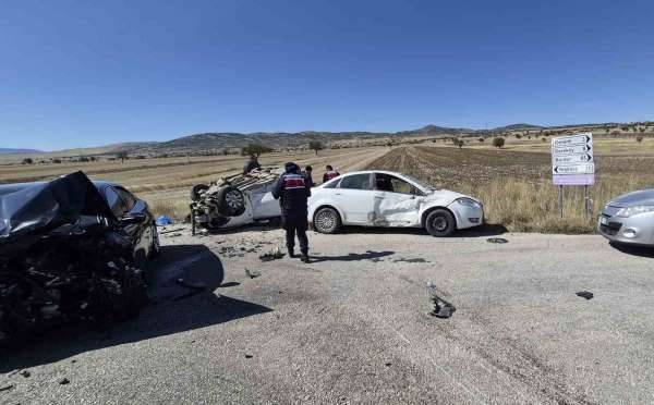 Burdur'da 3 aracın karıştığı kazada 1 kişi hayatını kaybetti, 7 kişi yaralandı