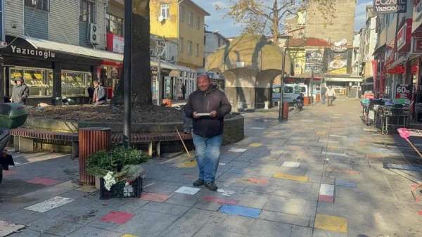 İlçe meydanında ayakkabı boyacılığı yapıyordu, merhametiyle ödül aldı