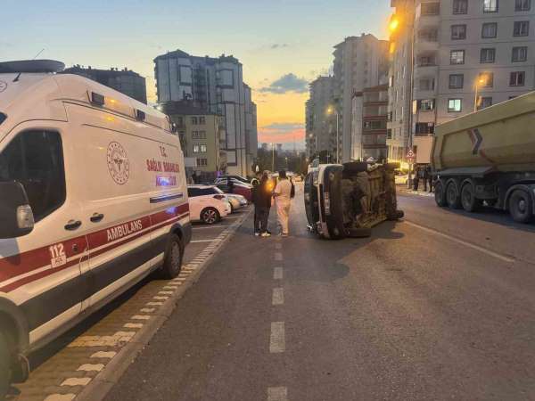 Kaza yapan minibüs park halindeki otomobile çarpıp yan yattı