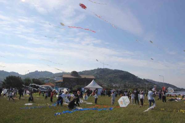 Ordu'da yüzlerce çocuk Yason Burnu'nda uçurtma uçurdu