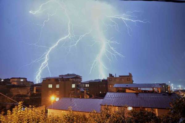 Samsun'da şimşekler geceyi gündüze çevirdi