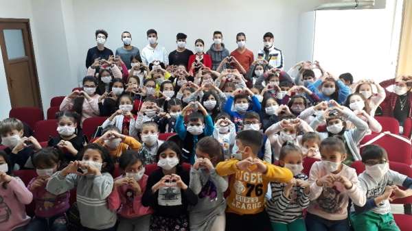 70 çocuk maskesini taktı, lösemili çocuklara destek için şarkı söyledi 