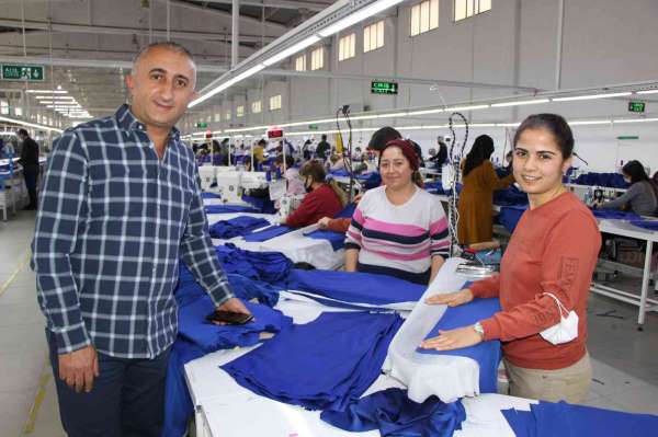 Tekstilci 'Şener Şen'den çalışanlarına istek şarkılar