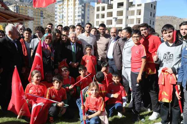 Başkan Büyükkılıç'tan temel atma töreninde miniklere 'Kayserispor' sürprizi