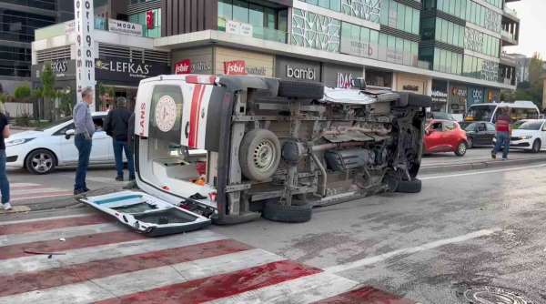 Bursa'da ambulans kaza yaptı: 1'i sağlık personeli 3 kişi yaralandı