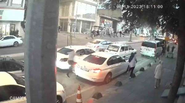 Sancaktepe'de otomobilinde saldırıya uğrayan sürücü, araçlara çarparak kaçtı