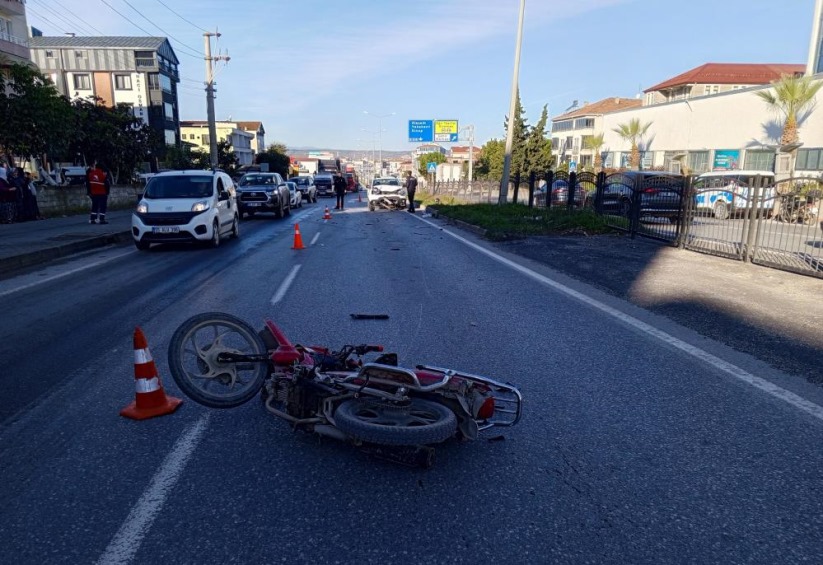 Samsun'da yaya geçidinden geçmeye çalışan motosiklete otomobil çarptı: 2 ağır yaralı