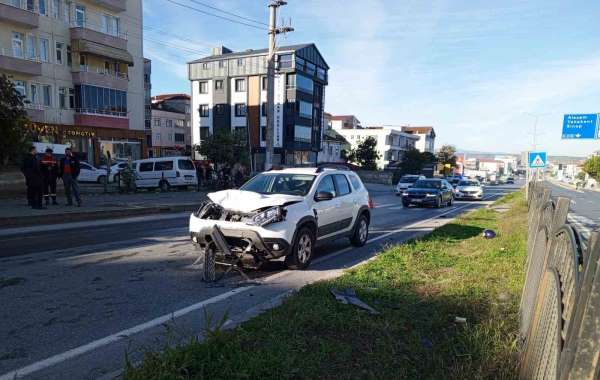 Bafra'da yaya geçidinden geçmeye çalışan motosiklete otomobil çarptı: 2 ağır yaralı