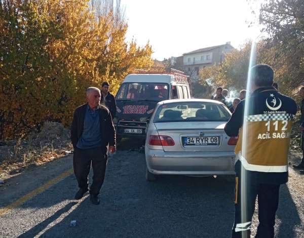 Darende'de minibüs ile otomobilin karıştığı kazada 2 kişi yaralandı