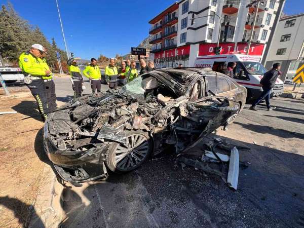 Kırmızı ışık ihlali yapan lüks otomobilin kamyona çarptığı kazada can pazarı