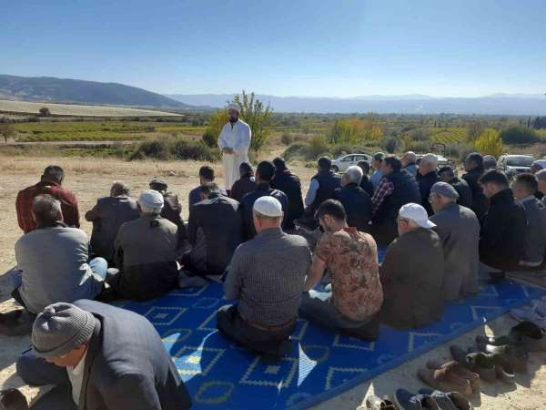 Manisa'da vatandaşlar yağmur duasına çıktı