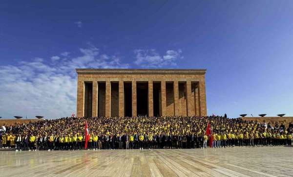Fenerbahçeli taraftarlar, Anıtkabir'i ziyaret etti