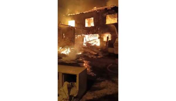 İki katlı müstakil ev küle döndü, görme engelli bir kişi hayatını kaybetti