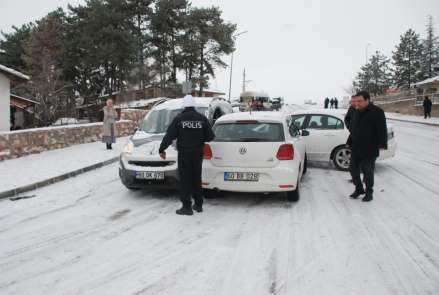 Buz pistine dönen yollar sürücülere zor anlar yaşattı
