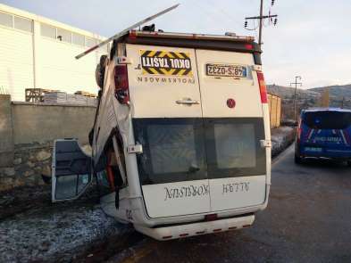 Öğrenci servisi kaza yaptı