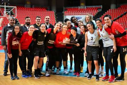 Ezgi Manlacı'ya sürpriz doğum günü kutlaması