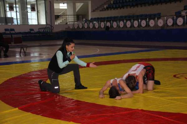 Hakkari'de okullar arası güreş turnuvası düzenlendi