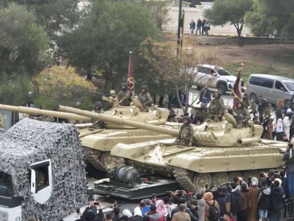 Suriye'de Esad'ın devrilmesinin yıl dönümünde yeni ordudan askeri geçit töreni