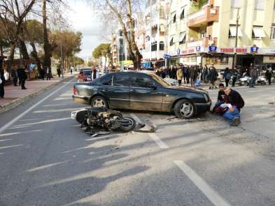 Otomobille çarpışan motosikletli yaralandı, kaza anı kameraya yansıdı