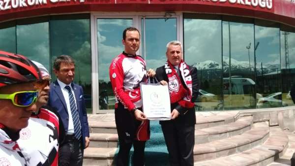 'İlk Adım'dan Kurtuluşa Ata'nın izinde' sloganıyla pedal çeviren sporcular yola 