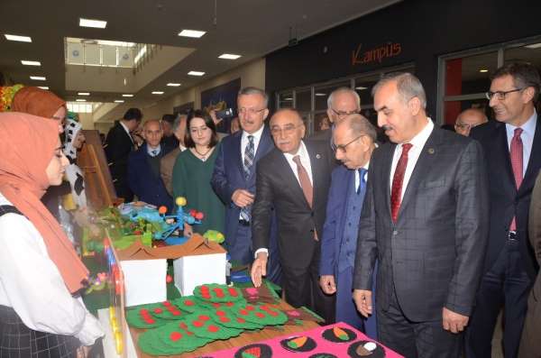 Çocuk gelişimi bölümü öğrencilerinden materyal sergisi