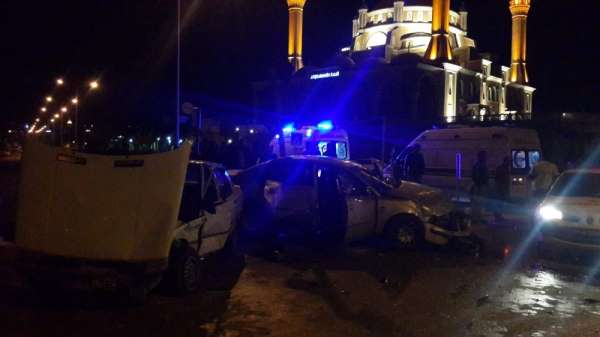 İki otomobil kafa kafaya çarpıştı: 3 yaralı