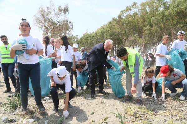 Başkan Gültak, yabancı öğrencilerle birlikte Kazanlı sahilinde çöp topladı