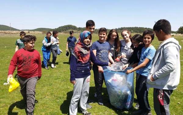 Öğrenciler Buldan Yaylası Gölü çevresini temizledi