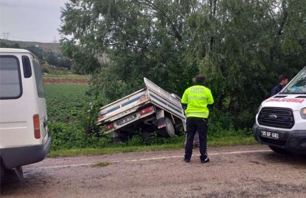 Ehliyetsiz sürücü kaza yaptı: 2 yaralı